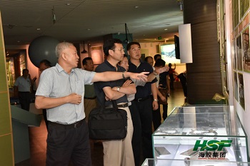 在参观海南天然橡胶博物馆时,海胶集团党委书记,总裁刘大卫